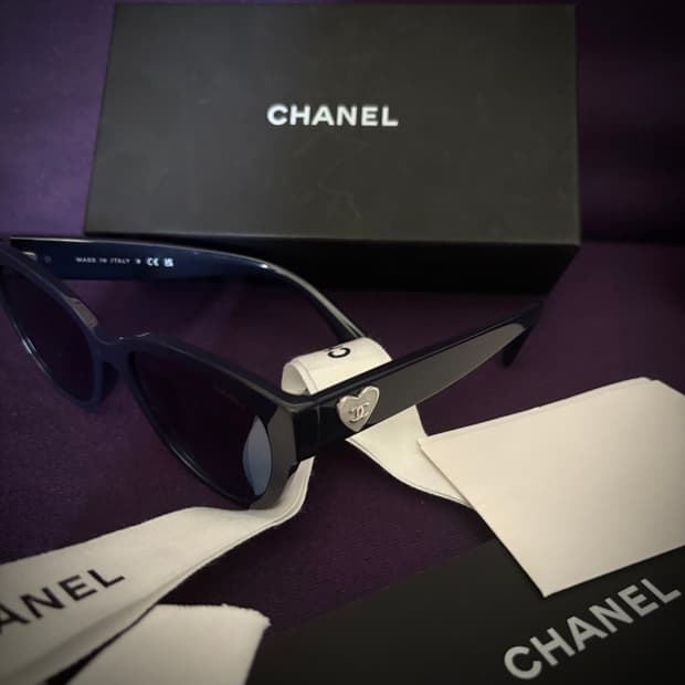 CHANEL Heart Logo Sunglasses 샤넬 하트