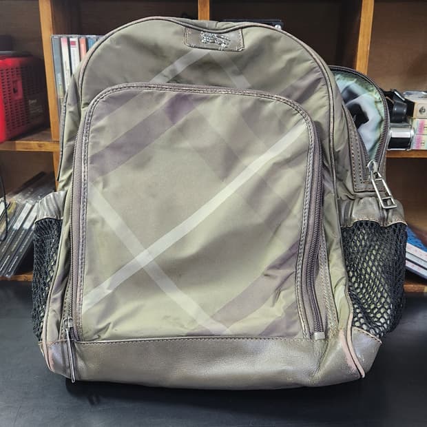 버버리 카키 스몰 백팩