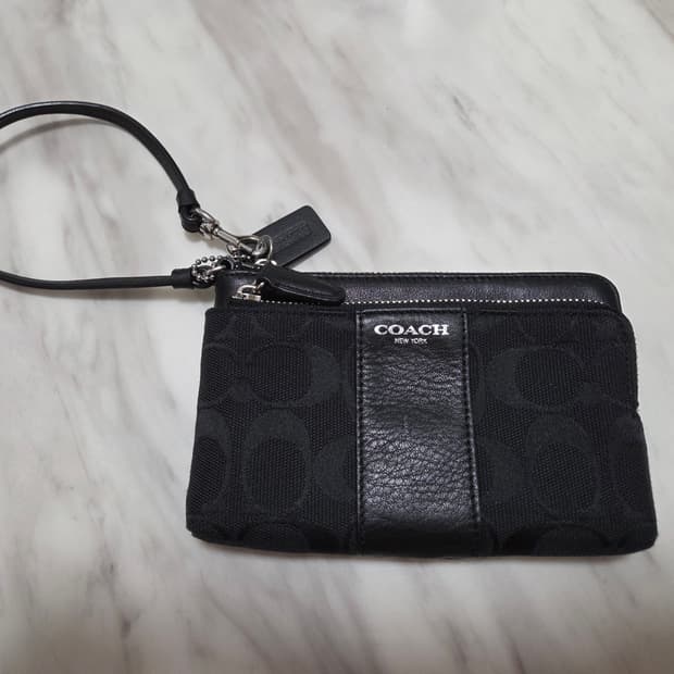 코치 시그니쳐 코너지퍼 리스트릿