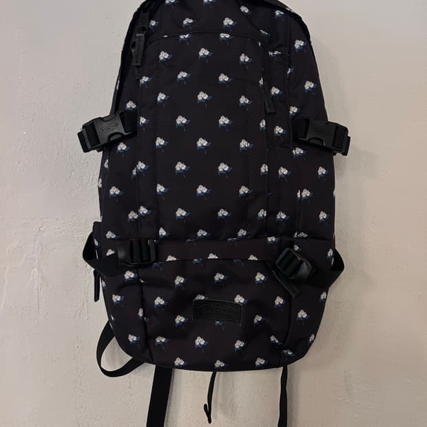 이스트팩 플로럴 백팩