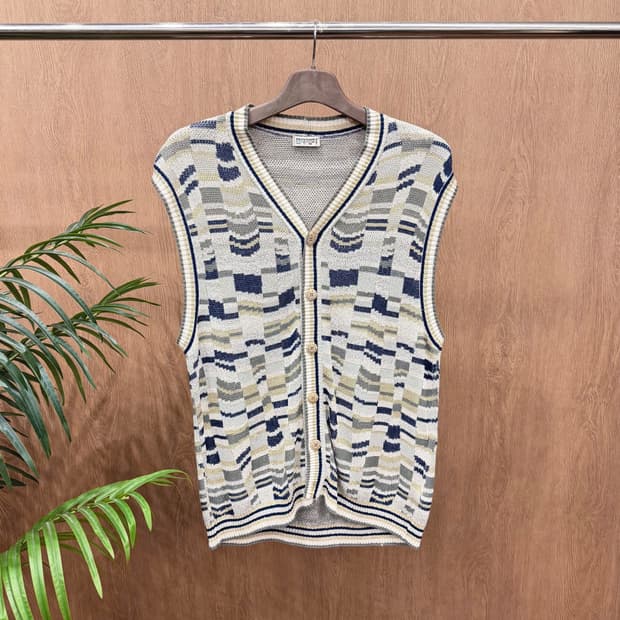 미쏘니 스포츠 브이넥 니트 베스트 버튼 자카드 믹스 패턴 디테일 그레이