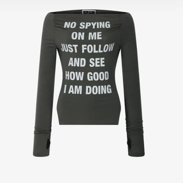 플리즈노팔로우 케이시 레터링 롱 오프숄더 탑(차콜) 색상