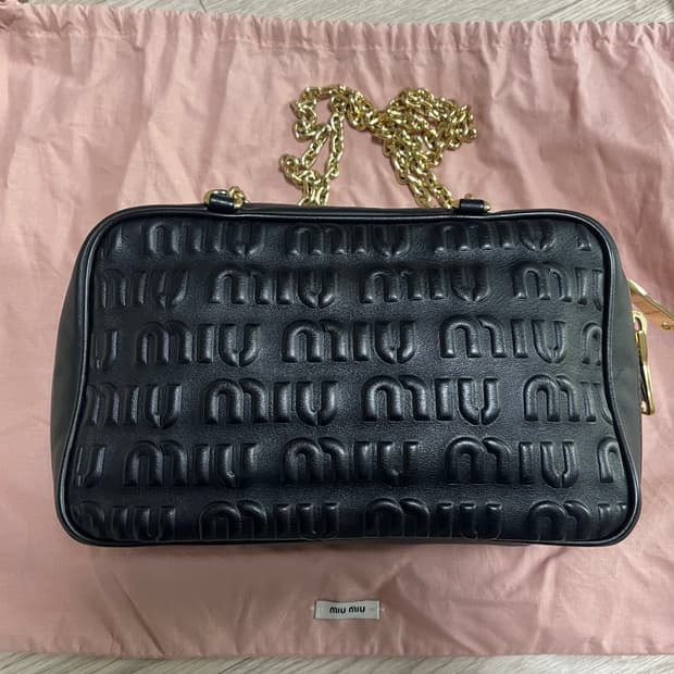 미우미우 엠보싱 로고 블랙 체인백