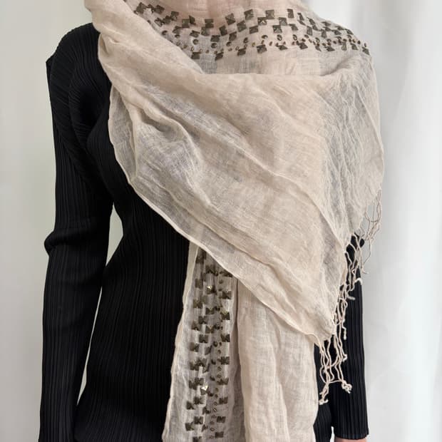 베이지 스터드 숄 스카프