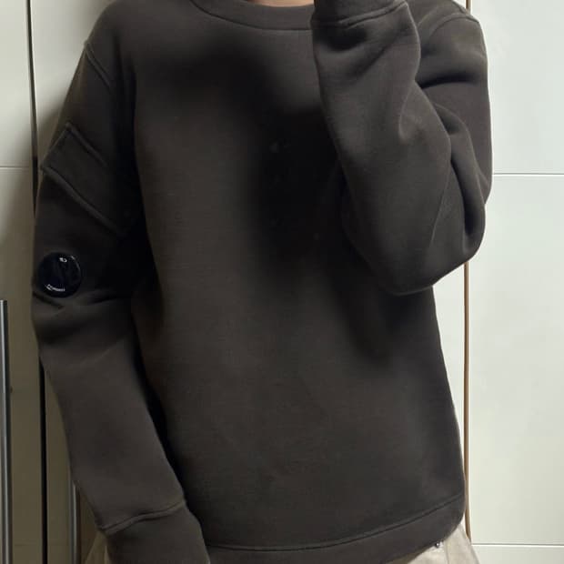 CP컴퍼니 브라운 렌즈 맨투맨