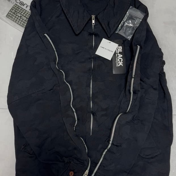 [풀구성품] 꼼데가르송 블랙 25ss 자카드 자켓