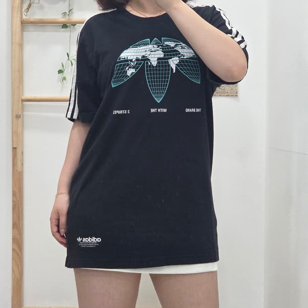 [프립]XL/아디다스 유나이티드 월드맵 그래픽 삼선 반팔티