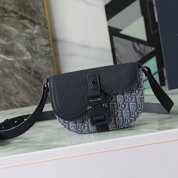 디올 새들 스트랩 파우치 그레인드 카프스킨 베이지 & 블랙