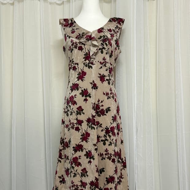 L’est rose 벨벳 플로럴 러플 원피스 고딕