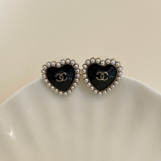 샤넬 블랙하트 진주장식 CC로고 귀걸이 업사이클링