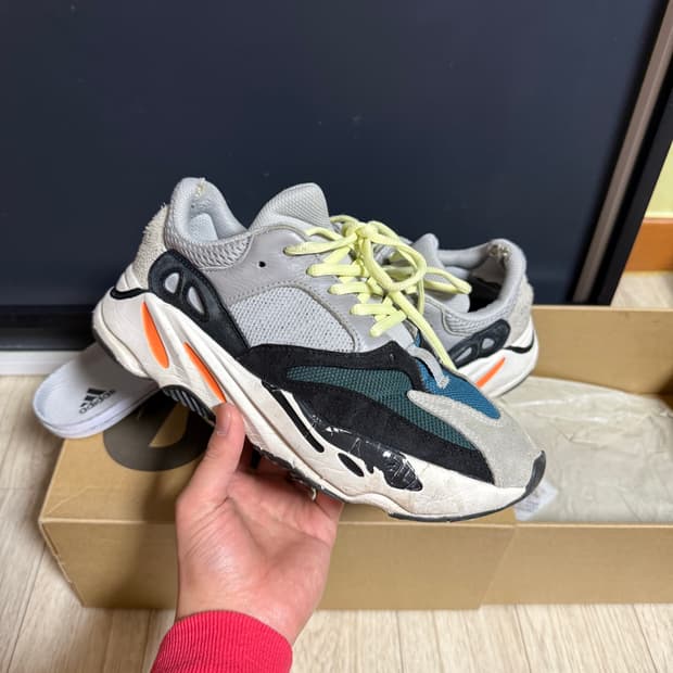 이지부스트 700 웨이브러너 신발