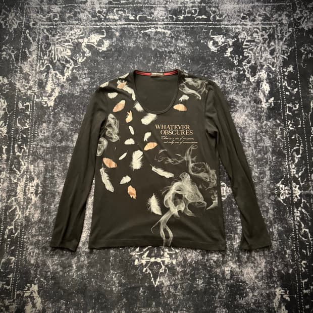 “HIDEAWAYS” Feather print long sleeve t-