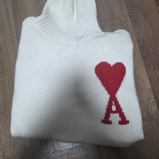 아미 빅 하트 로고 퍼넬 넥 스웨터 오픈화이트 레드