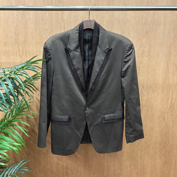 솔리드옴므 테일러드 블레이저 배색 라펠 싱글 버튼 디테일 레귤러핏 브라운