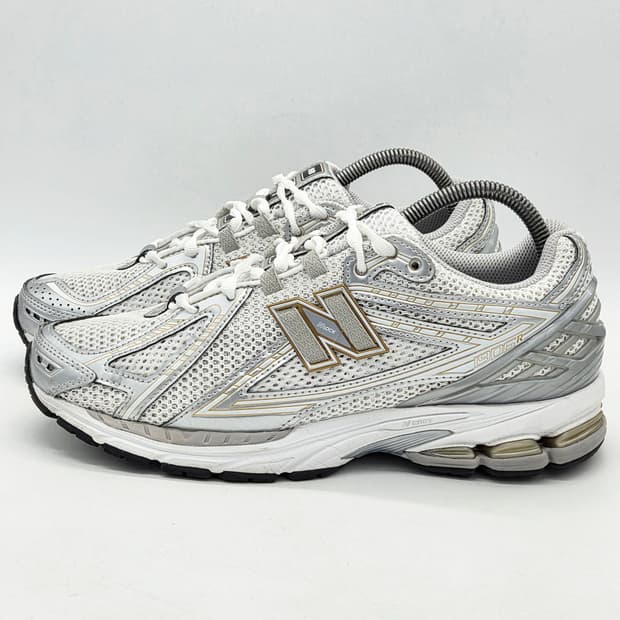  뉴발란스 1906R 화이트 메탈릭 실버 (275 D)