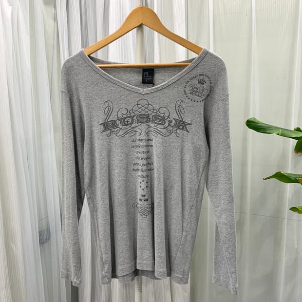 RUSS K 빈티지 레터링 브이넥 티셔츠 1903