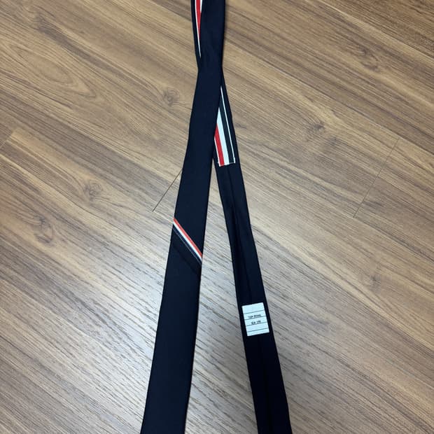 톰브라운 넥타이 네이비 팝니다.