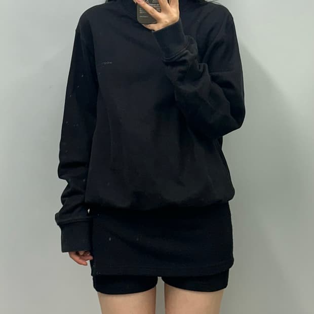 우영미 스퀘어 라벨 블랙 스웻트셔츠 맨투맨