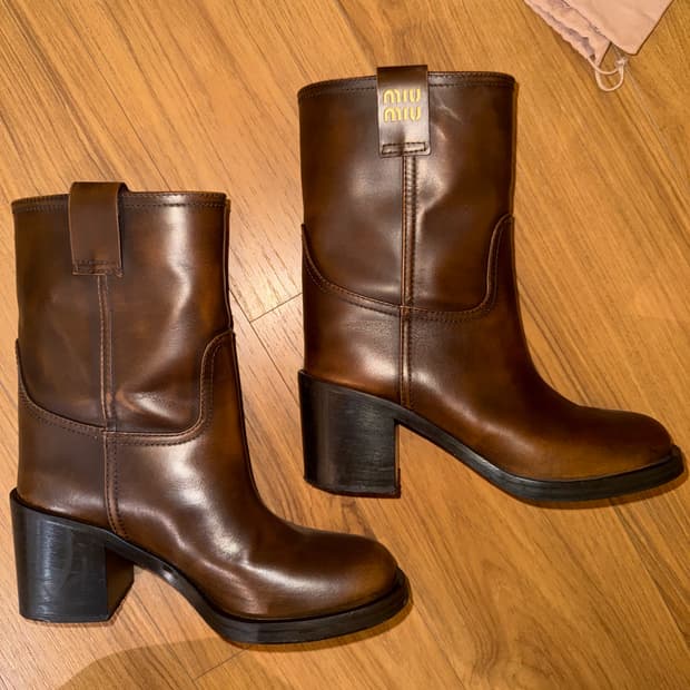 미우미우 부츠 37.5사이즈 판매합니다.