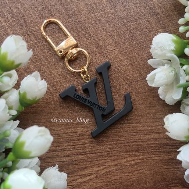 루이비통 블랙 로고 백참 키링 키체인