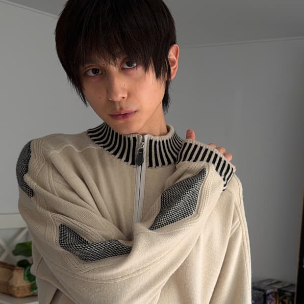 Gellaneurope 콘트라스트 하프 집업 니트