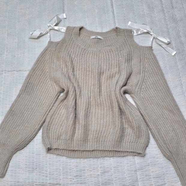 양지뢰st 스나계 리본 오프숄더 니트스웨터