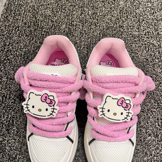 버쉬카 헬로키티 50주년 콜라보 스니커즈 운동화 240 37 사이즈