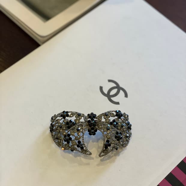 리본 블랙 크리스탈 헤어핀