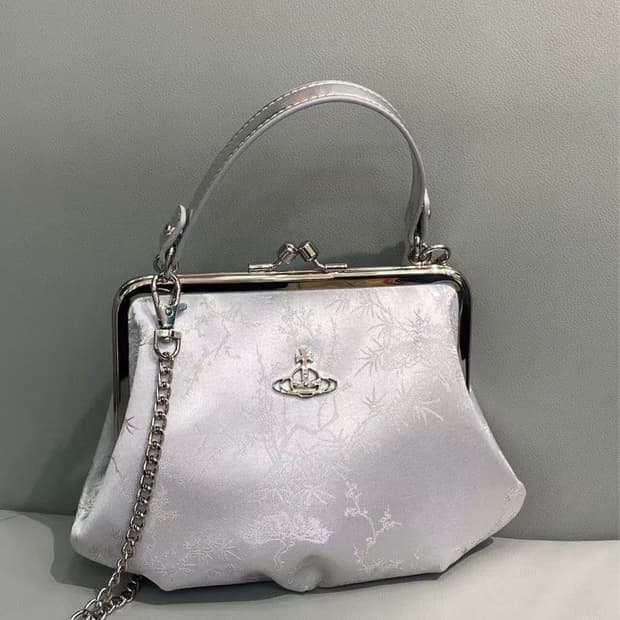 비비안웨스트우드 화이트 자가드 체인 숄더백