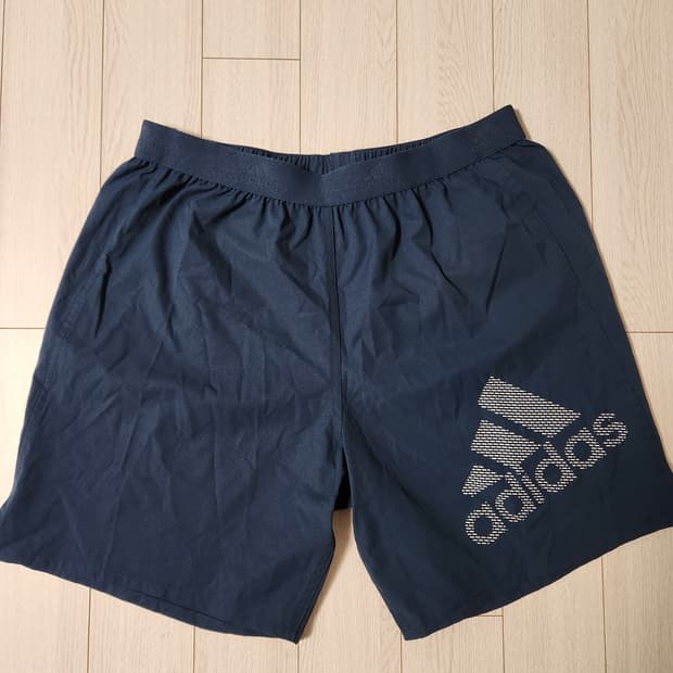 아디다스 삼선 러닝 반바지 네이비 사이즈XL

오염 하자없이 깨끗해요^^