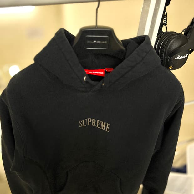 슈프림 [정품] 글리터 후드티 (시세 45만) 글리터 로고 스웻셔츠 m(