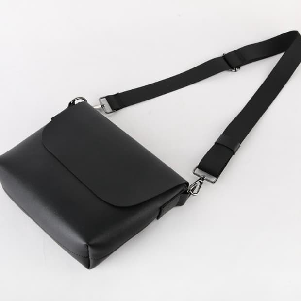 ★미사용 새상품★ 미니멀 블랙 크로스백 / 데일리 가방 / 깔끔한 디자인