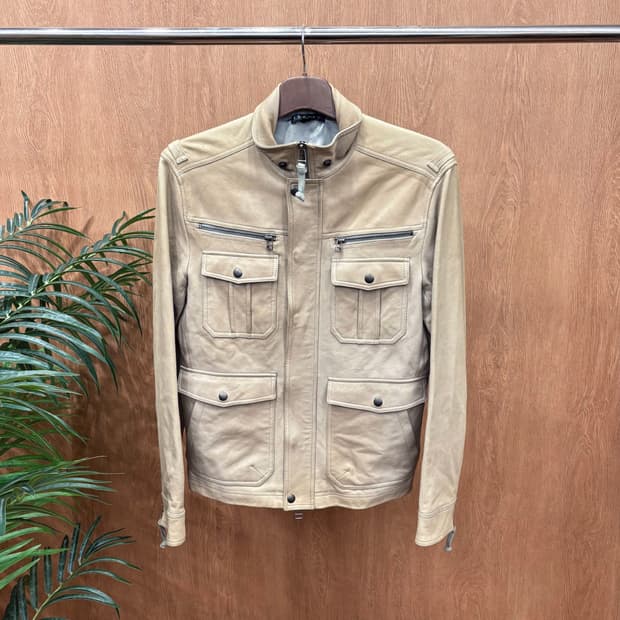 띠어리 하이넥 레더 자켓 4포켓 소매 지퍼 디테일 레귤러핏 베이지