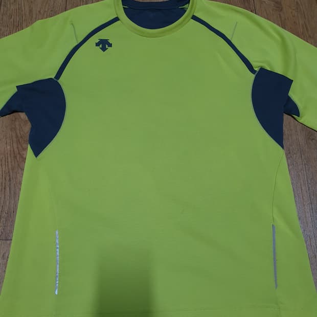 1059 데상트 긴팔티 105 사이즈입니다