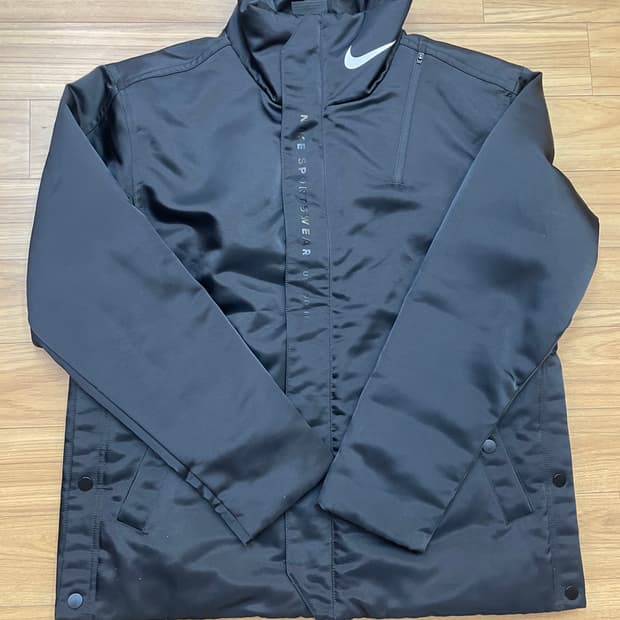 블랙 색상 나이키 바람막이 점퍼 M사이즈입니다. 겉감, 안감 모두 폴리에