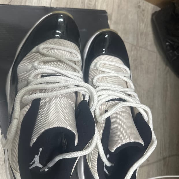 조던11레트로우 블랙화이트 콩코드