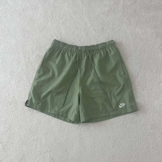 L 나이키 스우시 반바지
