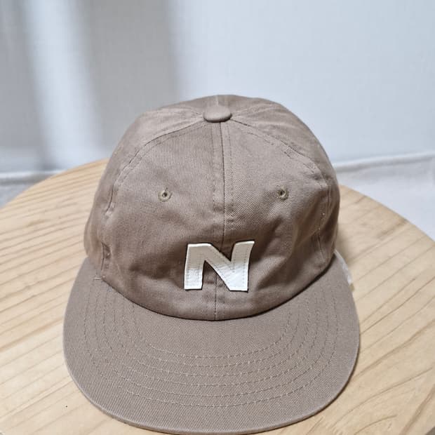 뉴발란스 스트랩백 베이지 볼캡 모자