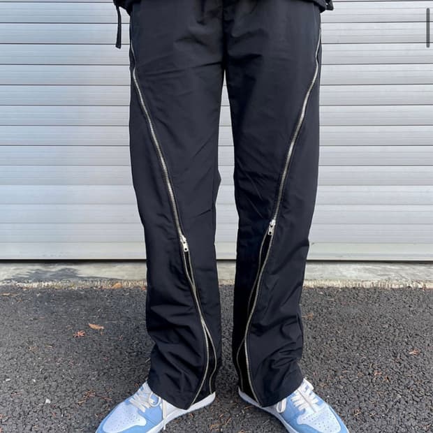오블리크 지퍼 팬츠 블랙