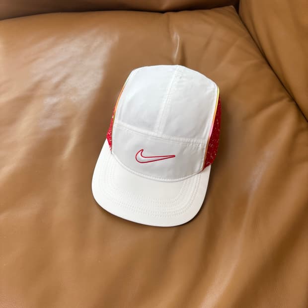 슈프림 나이키 스우시 캠프캡 러닝캡 모자 화이트 레드