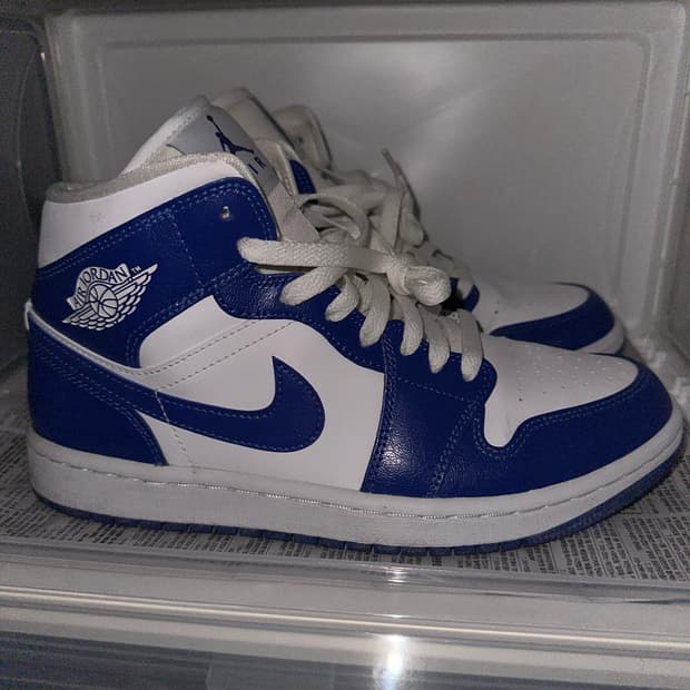 조던 1 미드 화이트 하이퍼 로얄 (W255)