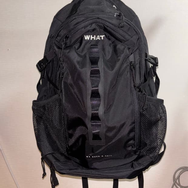 위해브어테일 wehaveatail WHAT 나일론 스퀘어 백팩 가방