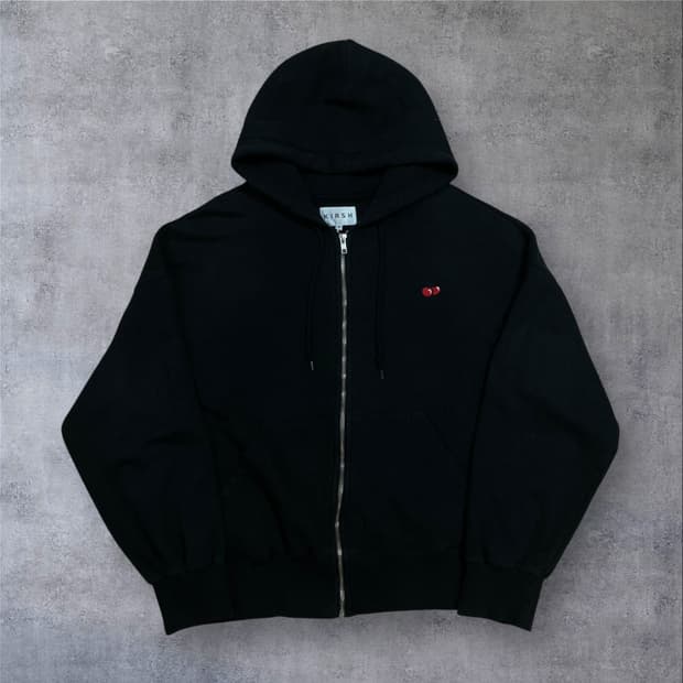 키르시 스몰 로고 블랙 미니멀 후드 집업