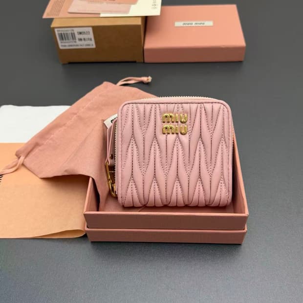 미우 미우 마테라쎄 나파 가죽 동전 지갑 앨러배스터 핑크