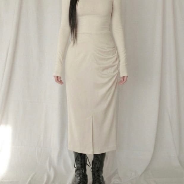 크림베이지 셔링 롱 스커트