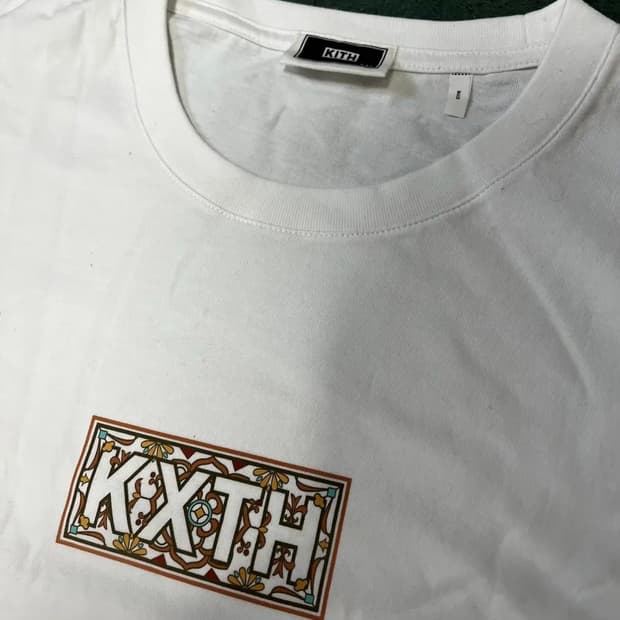 Kith(키쓰) 10주년 기념 모로칸 타일 클래식 박스로고 반팔티 화이트