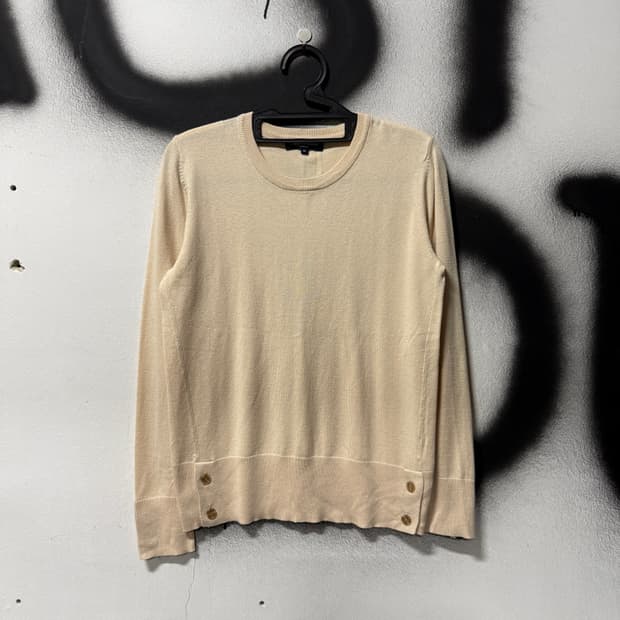 아쿠아스큐텀 스냅 디테일 아이보리 니트