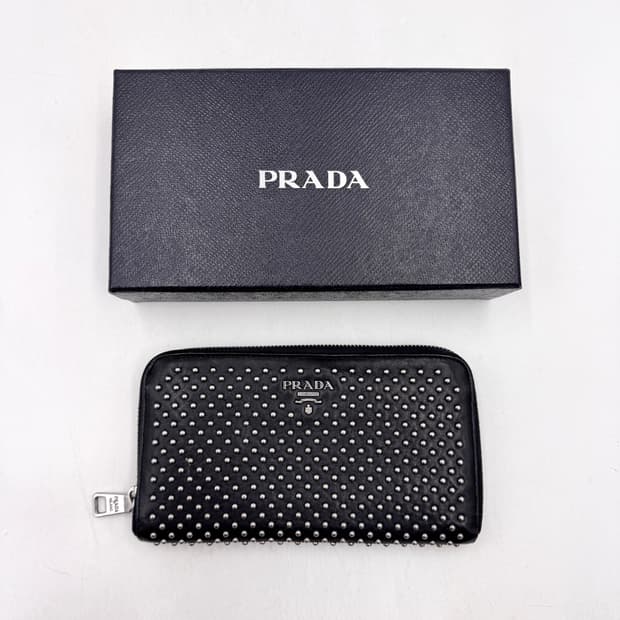 프라다 스터드 장지갑