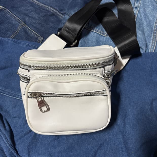 basic white cross leather bag
