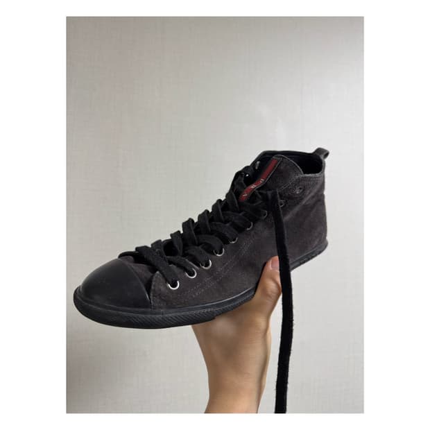 프라다 스웨이드 하이탑